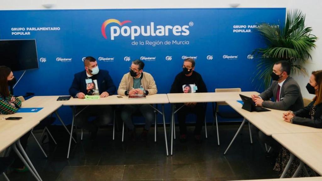 Los familiares de Sara en una de las reuniones mantenidas con parlamentarios del PP.