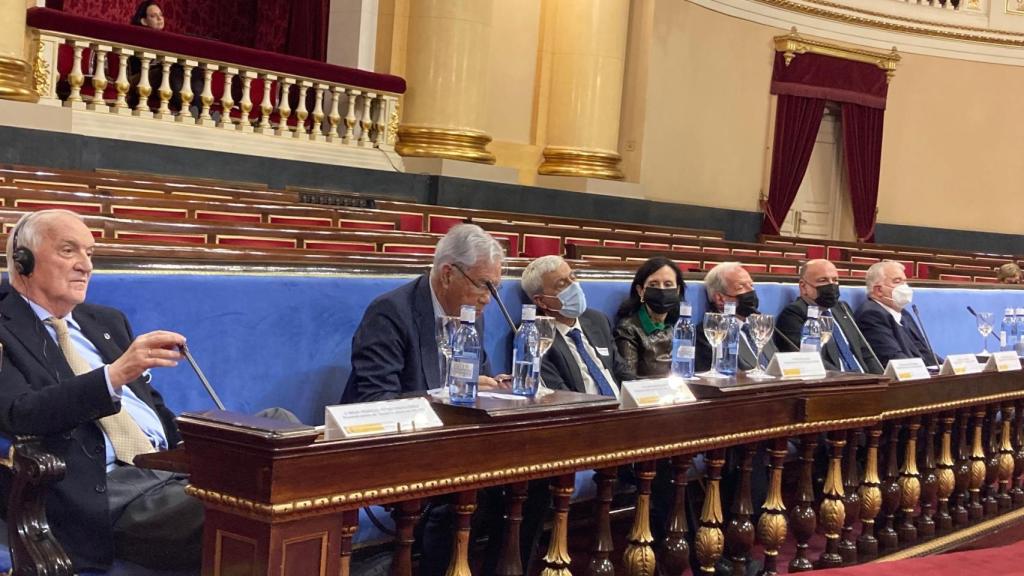 Los siete presidentes eméritos del TC, en el Senado este miércoles./