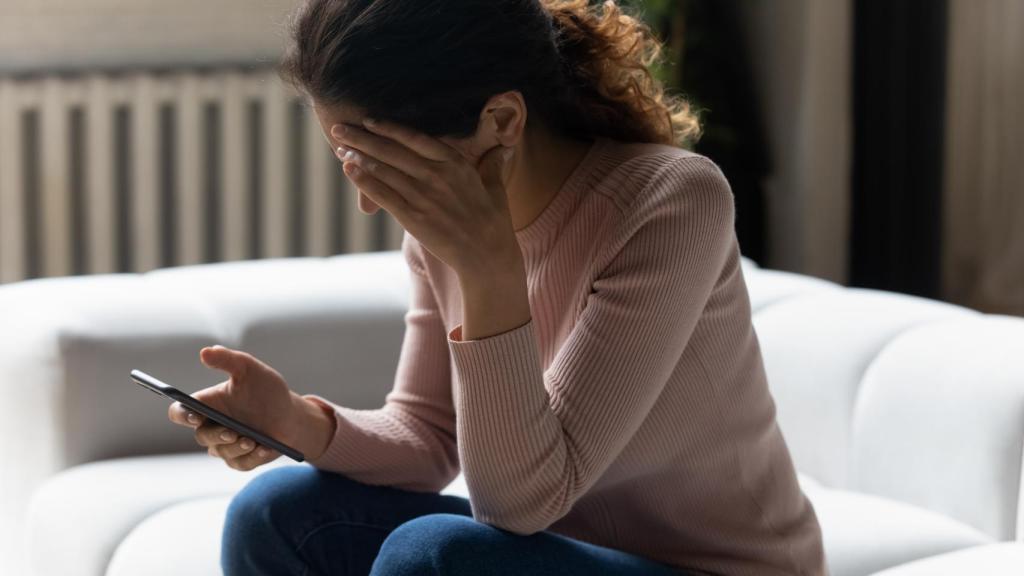 Imagen de archivo de una mujer con su teléfono móvil.