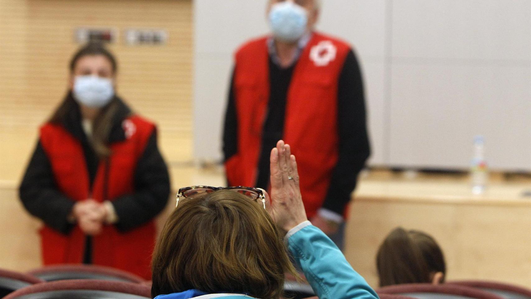 Pisos de hasta nueve personas e incertidumbre por el futuro: la vida de los ucranianos en Alicante.