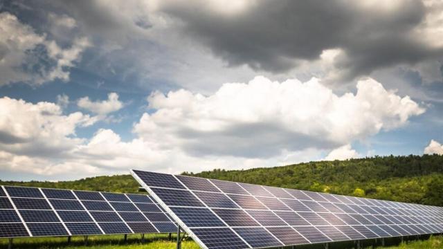 Una planta solar en una imagen de archivo.