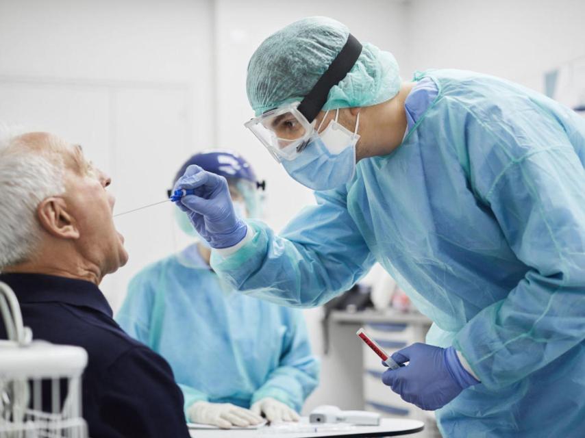 Un hombre es sometido a un test Covid de saliva.