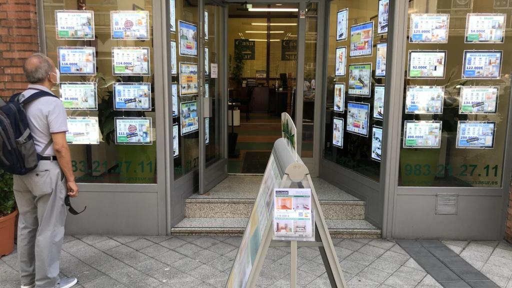 Un hombre ojea los anuncios de una inmobiliaria