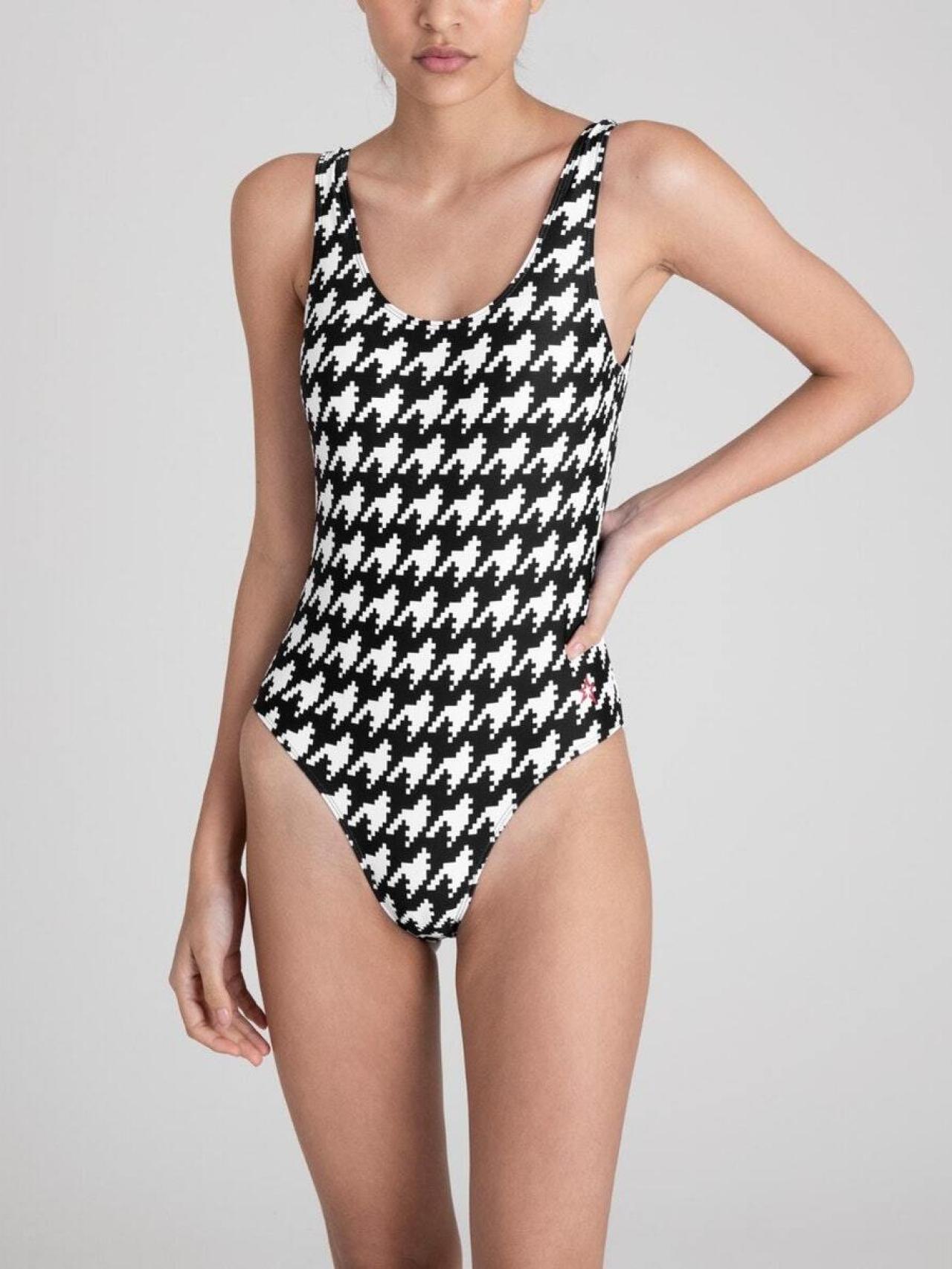 La marca también cuenta con el bañador 'Chevron One Piece', del mismo estampado.
