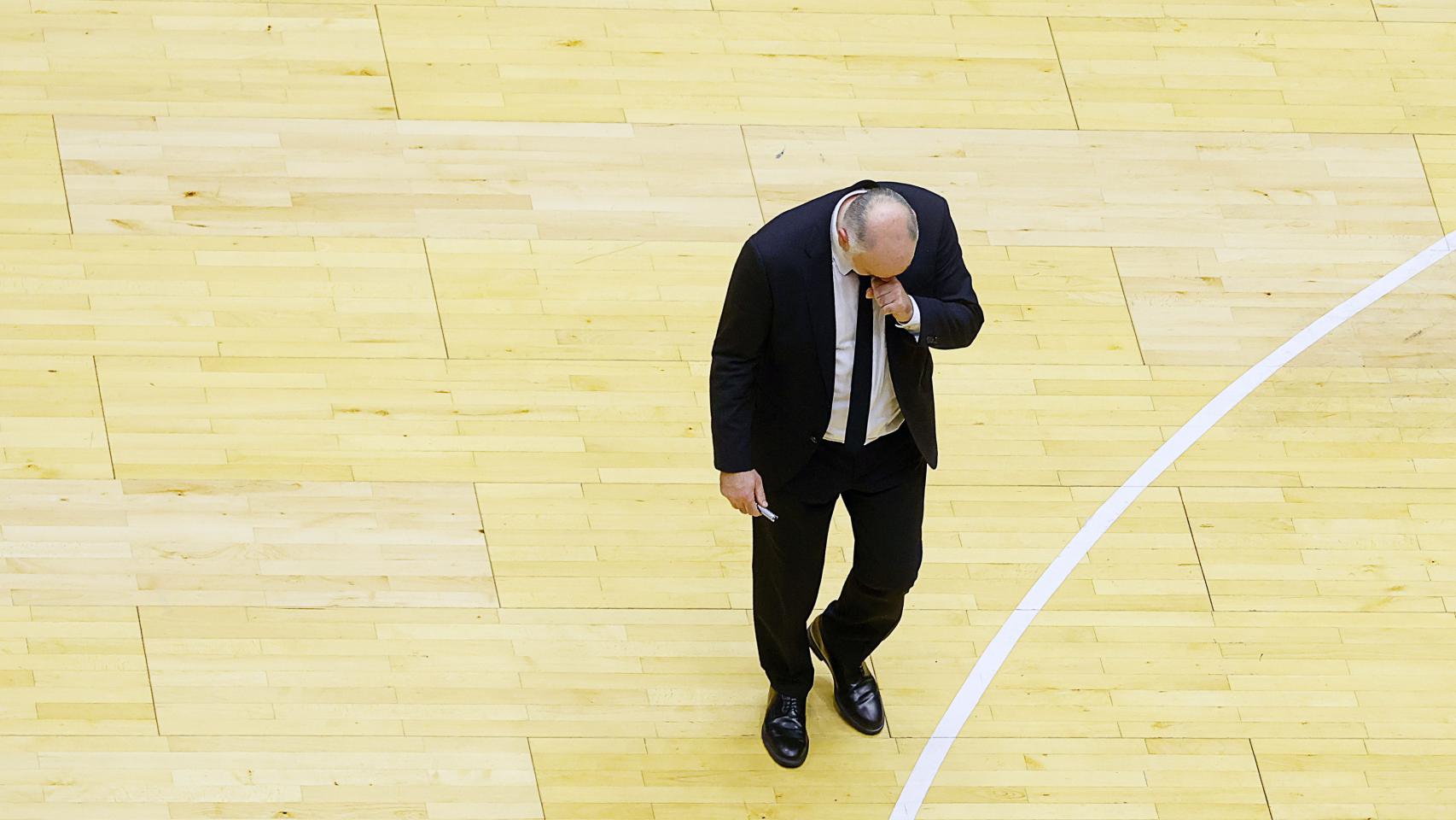 Pablo Laso, cabizbajo caminando por la cancha