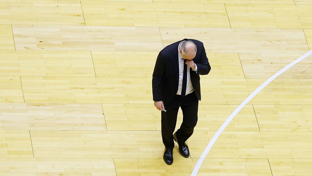 Pablo Laso, cabizbajo caminando por la cancha