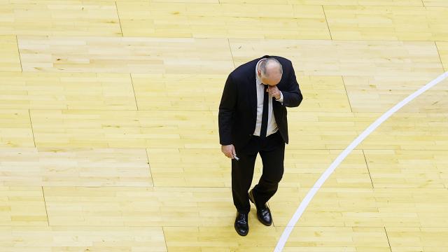 Pablo Laso, cabizbajo caminando por la cancha
