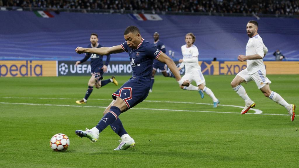 Kylian Mbappé dispara dentro del área del Real Madrid