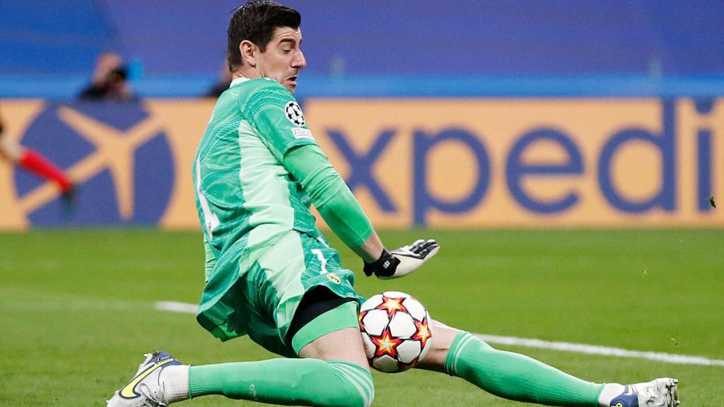 Thibaut Courtois detiene un balón con la pierna derecha