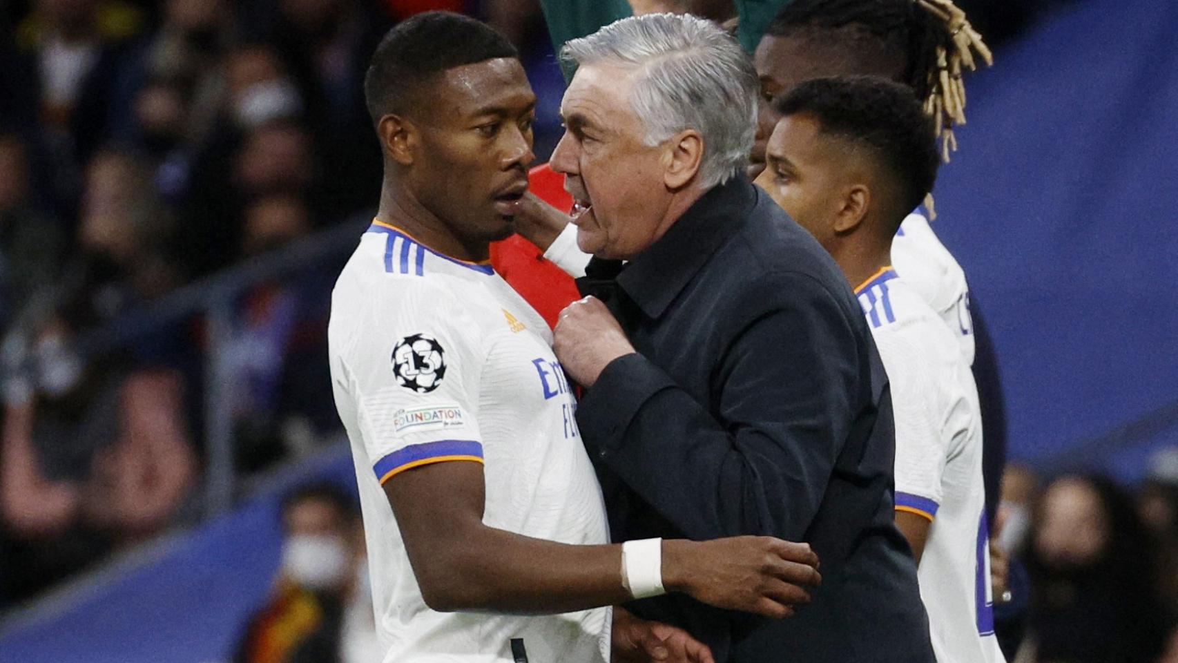 Carlo Ancelotti da órdenes a David Alaba durante el partido frente al PSG