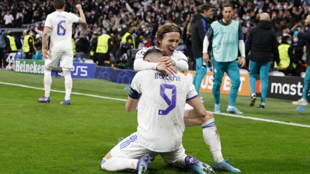 Luka Modric abraza a Karim Benzema tras su tercer gol al PSG