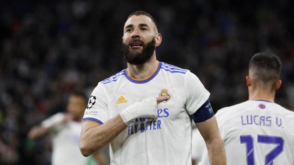 Karim Benzema se señala el escudo tras marcar el tercer gol al PSG