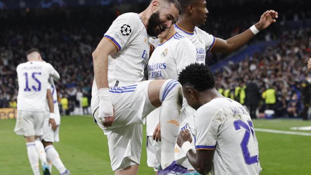 Vinicius le limpia las botas a Karim Benzema tras su tercer gol al PSG