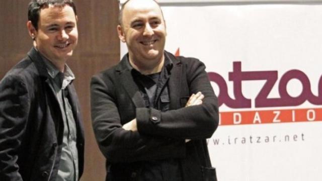 El director de Iratzar, Floren Aoiz, y el presidente de Sortu, Hasier Arraiz, en su creación en 2014.