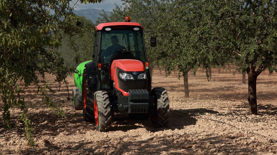 El dispositivo SCG, instalado en el tractor o flota de tractores de cualquier marca, permite digitalizar las tareas de campo (fertilización, pulverización, triturado de leña, poda, etc.), así como el control de operarios, costes y mantenimiento de los implementos agrícolas.