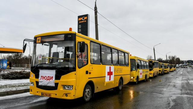 Un convoy de autobuses en Mariupol para entregar ayuda humanitaria y evacuar personas.