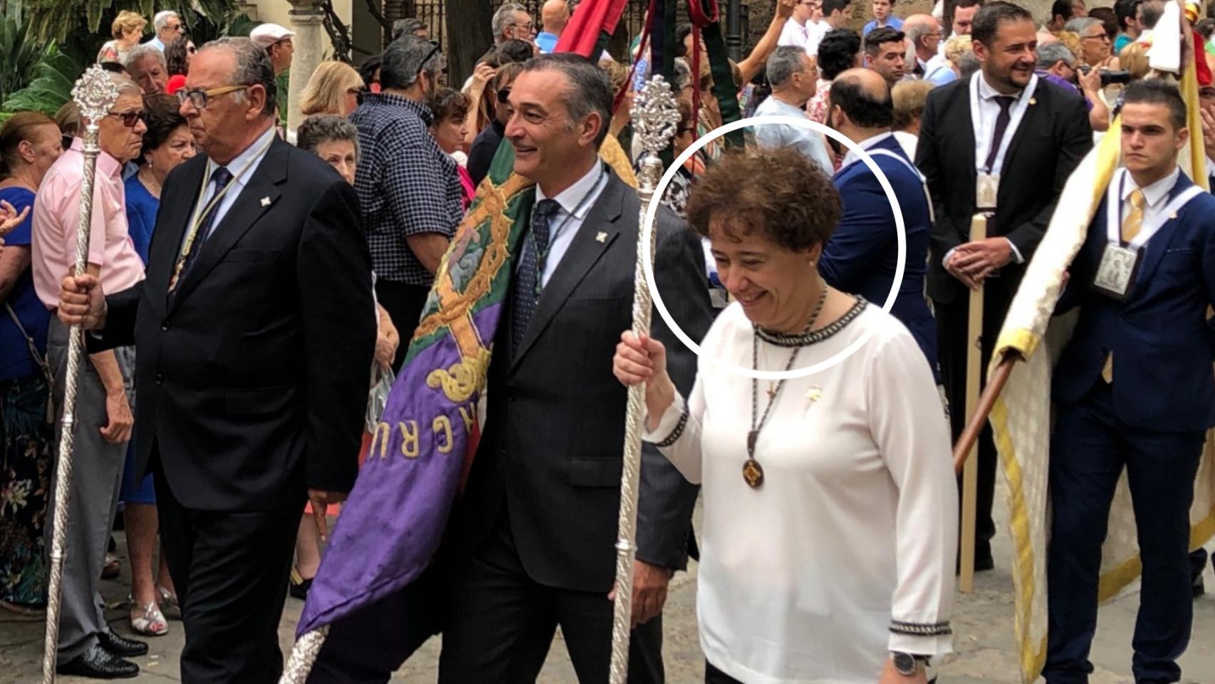 Mª Carmen Ledesma en una procesión representando a la Agrupación de Cofradías.