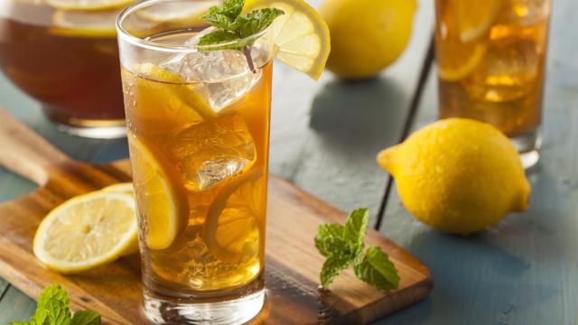 Descubre el truco del té helado diurético y antioxidante que te ayudará a eliminar toxinas