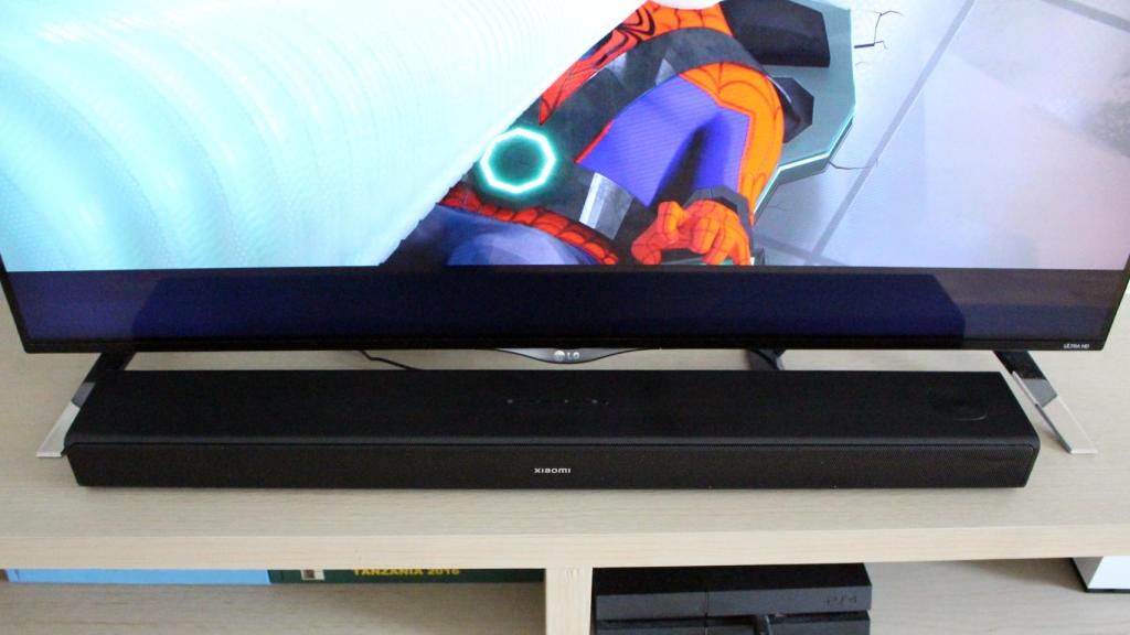 La Xiaomi Soundbar 3.1ch tiene un diseño sencillo.