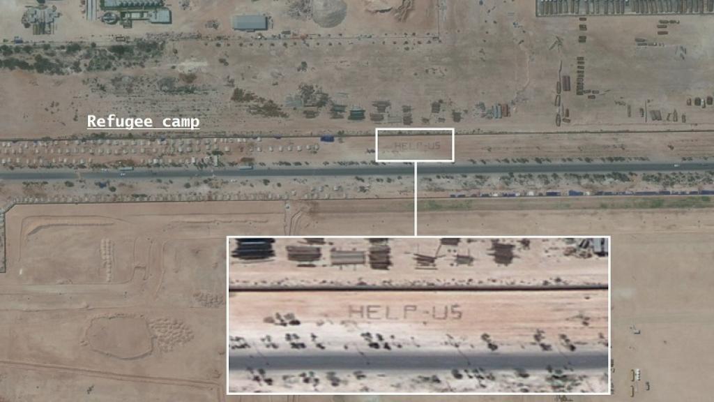 Refugiados de Libia pidiendo ayuda con el mensaje Help Us