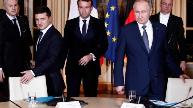 El presidente ucraniano, Volodymyr Zelenski, en París con su homólogo ruso, Vladímir Putin, para los diálogos de paz sobre el Donbás en 2019.