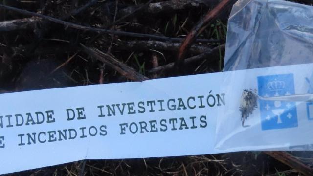 Restos de una vela en un incendio en Mazaricos (A Coruña).