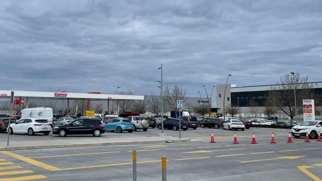 El atasco de coches esperando para repostar.