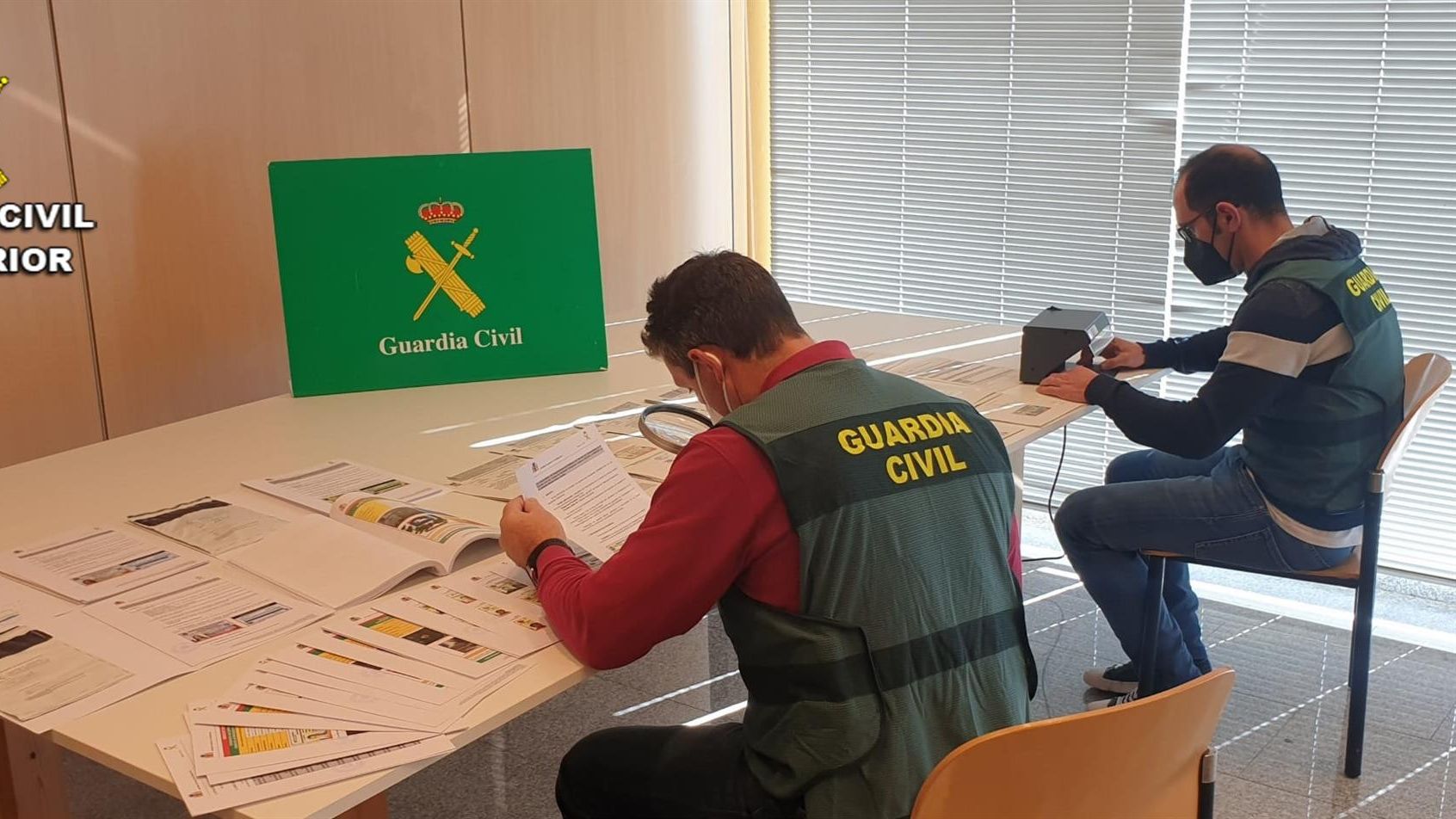 Investigadores de la Policía Judicial de la Guardia Civil de Tráfico.
