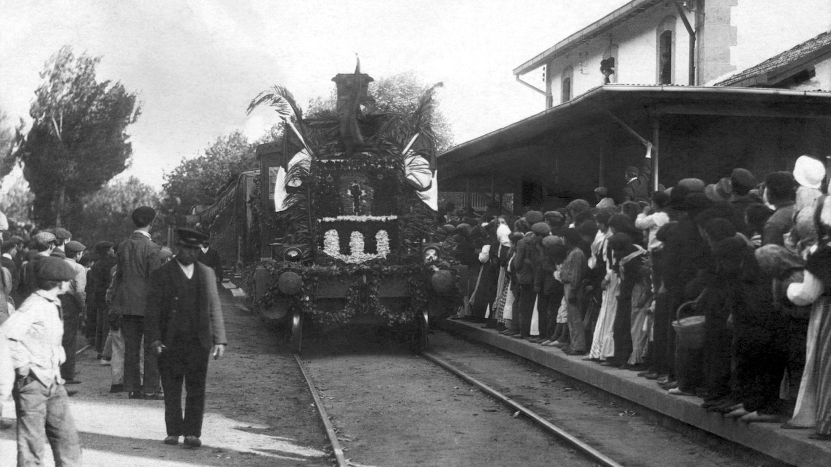 Llegada del tren a la estación de Carril.