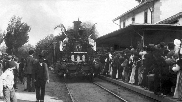 Llegada del tren a la estación de Carril.