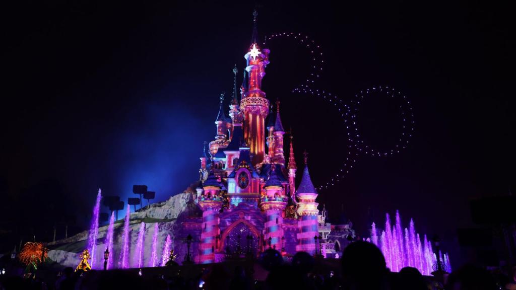Los 200 drones moviéndose en el cielo para formar el logo del 30 aniversario de Disneyland.
