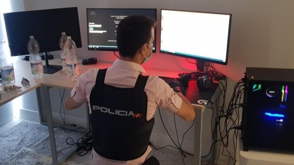 Registro del piso de Estepona donde el 'hacker' fue detenido.