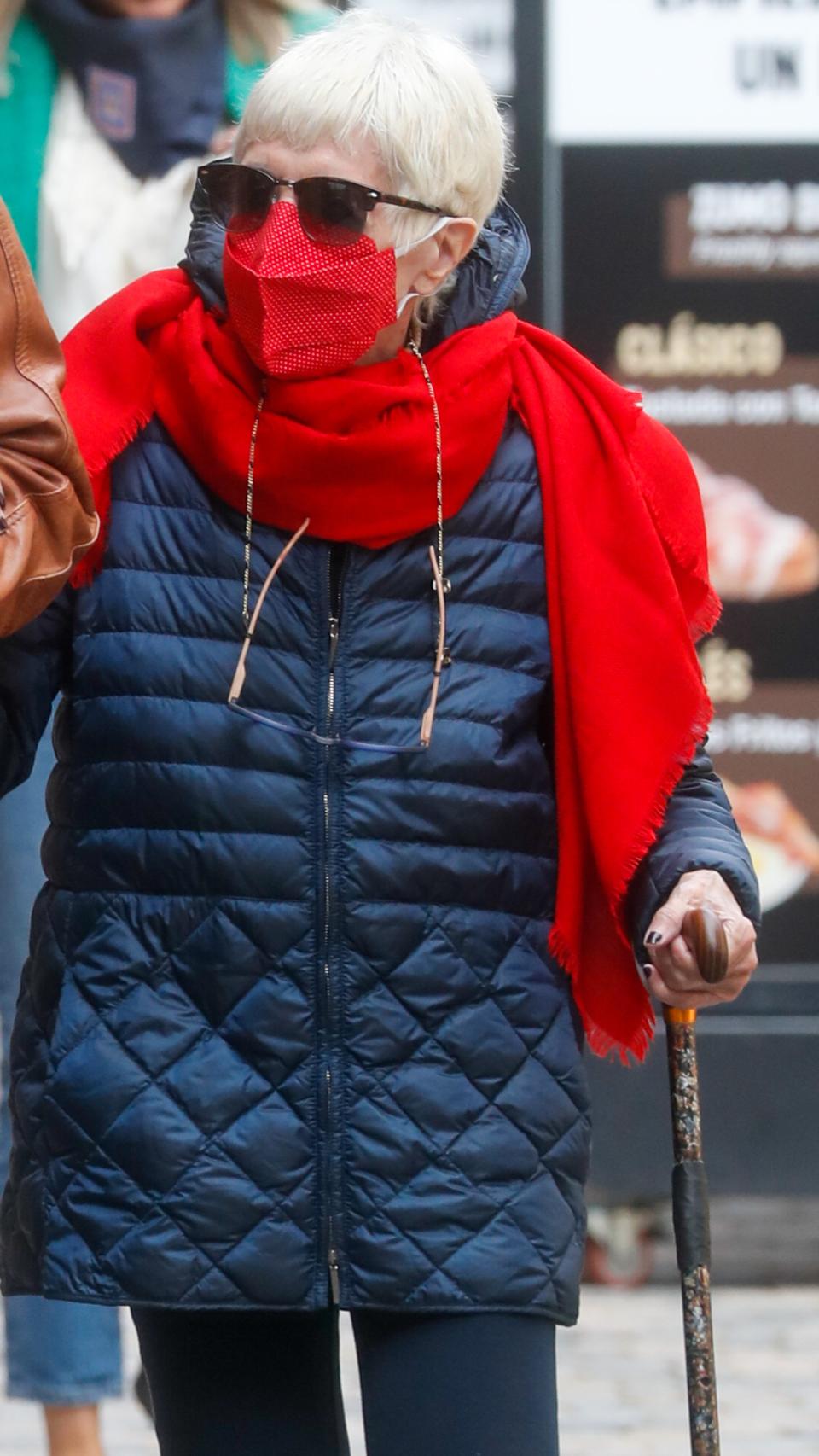 La célebre Concha Velasco por las calles de Madrid en septiembre de 2021.