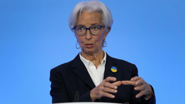 La presidenta del BCE, Christine Lagarde, con un pin de la bandera de Ucrania durante la rueda de prensa de este jueves