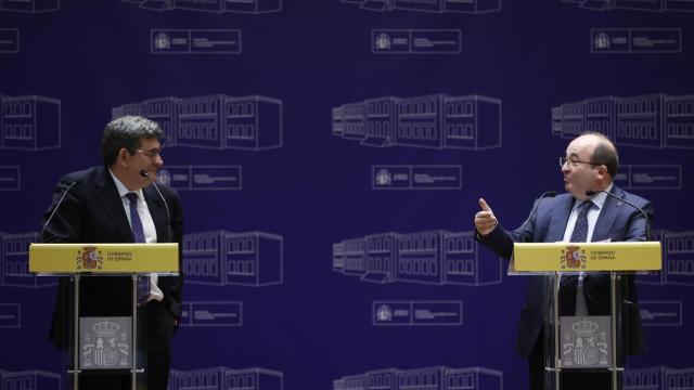 El ministro de Cultura y Deporte, Miquel Iceta (d), y el ministro de Inclusión, Seguridad Social y Migraciones, José Luis Escrivá (i) informan en rueda de prensa de los avances de la Comisión Interministerial para el Desarrollo del Estatuto del Artista, este jueves en Madrid. Foto: EFE/ Juan Carlos Hidalgo