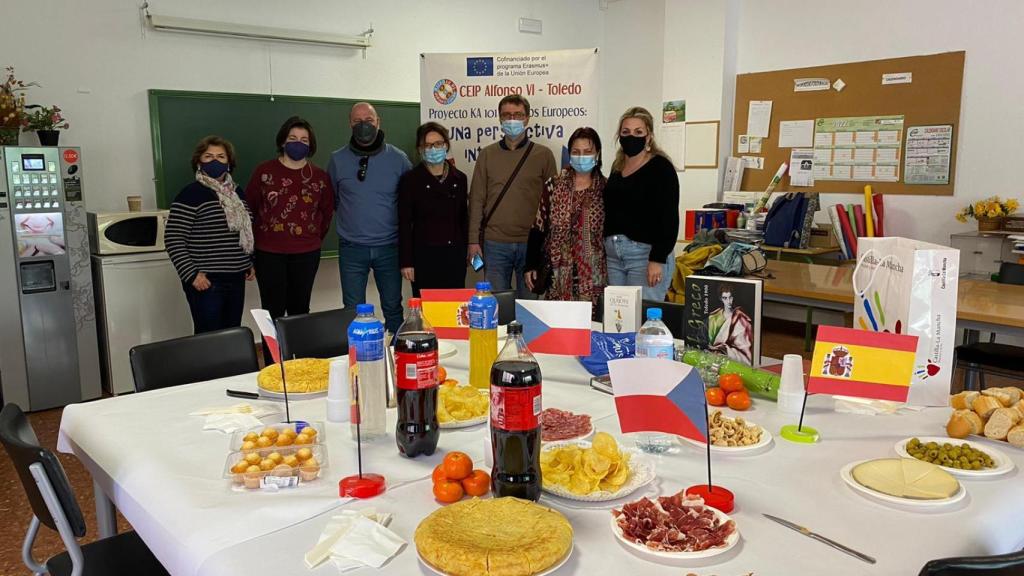 Celebración en el CEIP Alfonso VI por la llegada de los profesores checos.