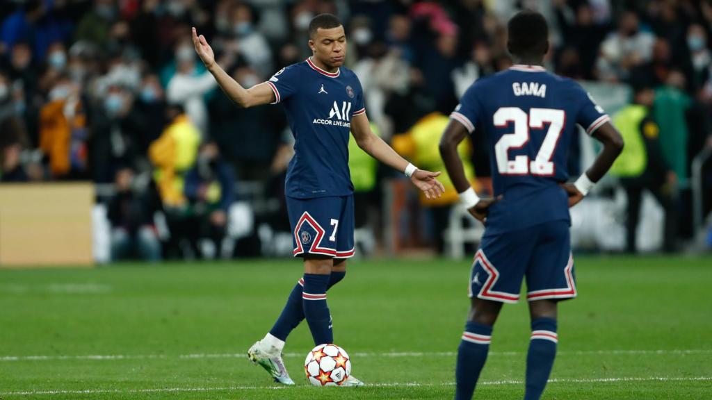 Kylian Mbappé sacando de centro en el Santiago Bernabéu.