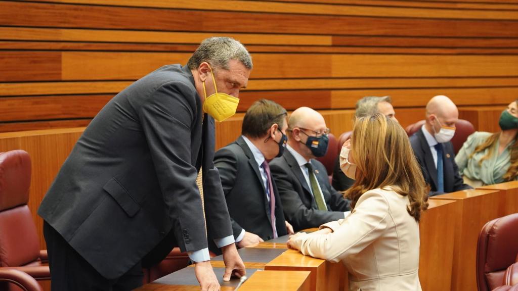Pedro Pascual conversa con la procuradora de Vox, Fátima Pinacho