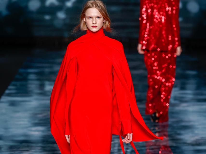 La modelo ucraniana desfilando para Pedro del Hierro este pasado jueves 10 de marzo de 2022.