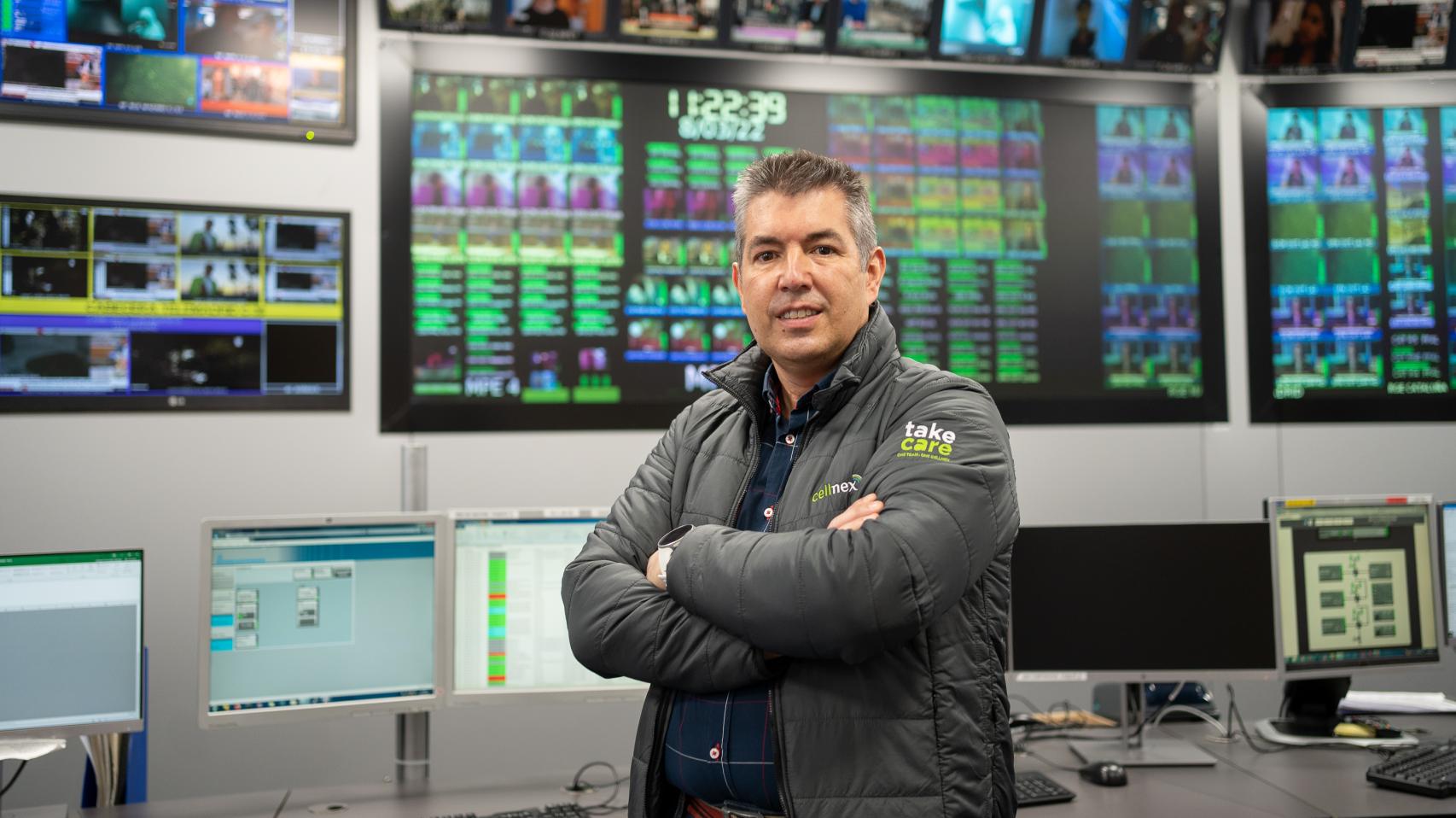 Miguel Bonis, jefe del Pirulí, en la sala de control de la torre.