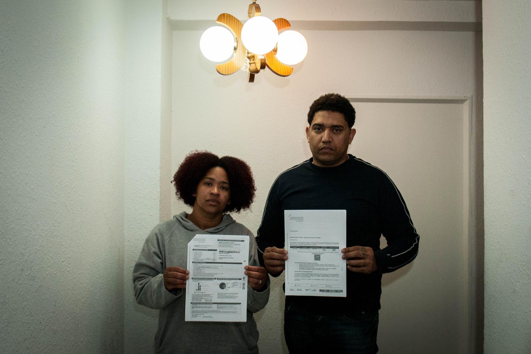 Pedro y Nerys sujetan sus últimas facturas de la luz.