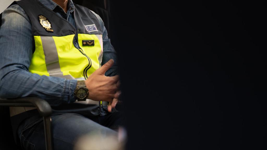 El policía, en el despacho de su jefe, en la Brigada de Información de Madrid.