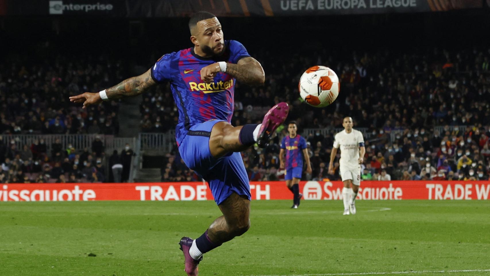 Memphis Depay golpeando un balón