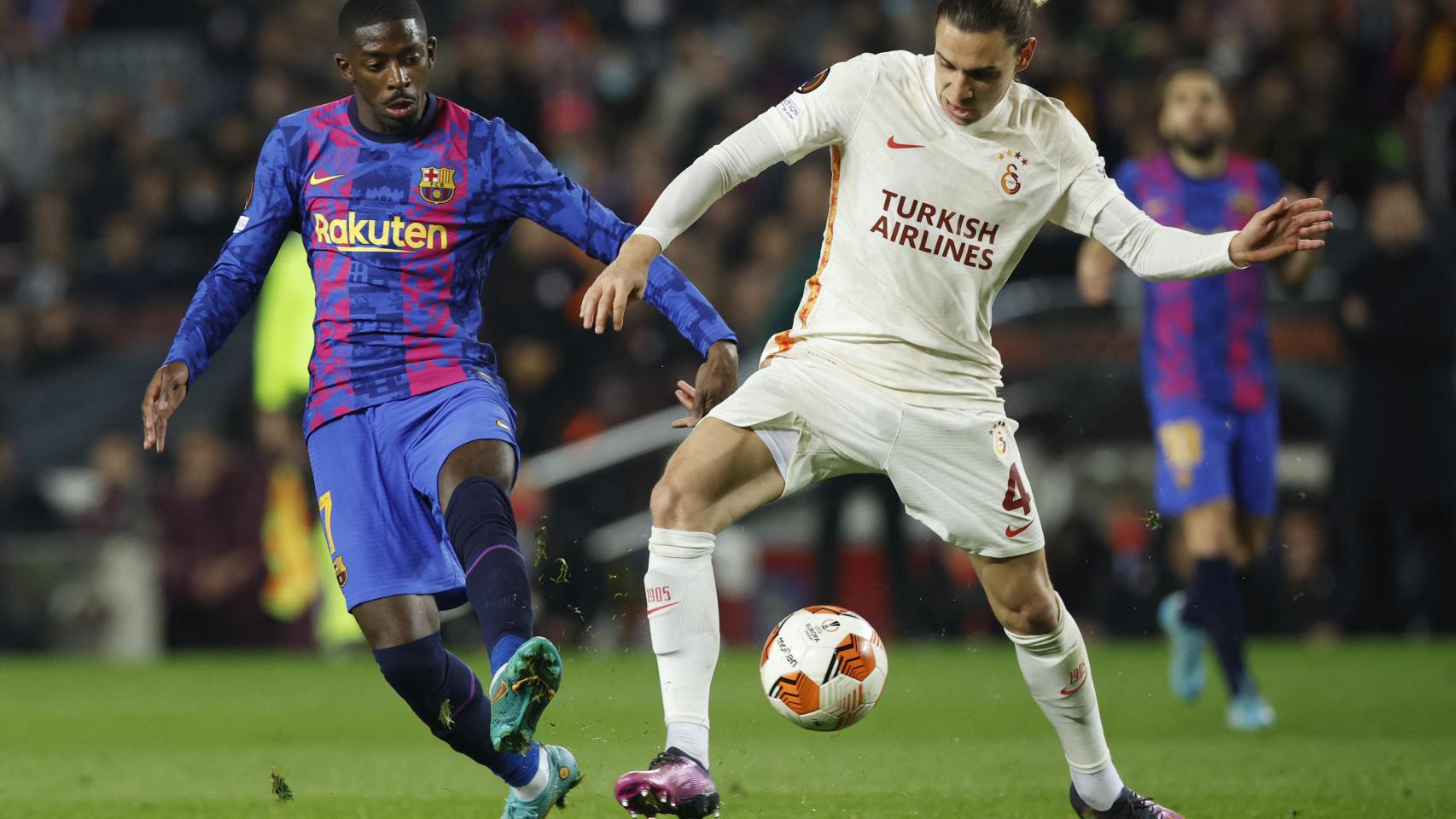 Ousmane Dembélé persiguiendo un balón