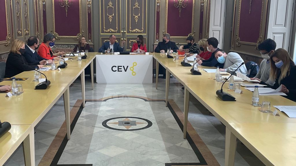 Reunión de los partidos del Botánico valenciano con la CEV, este jueves.