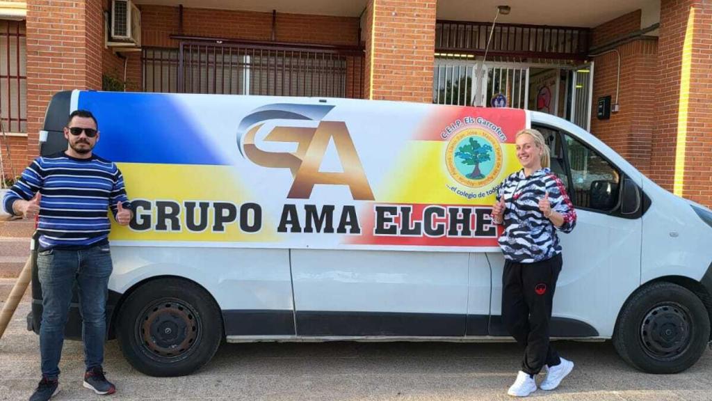 Fran y su mujer Nieves este jueves antes de empezar el viaje desde Elche para traer a refugiadas ucranianas.