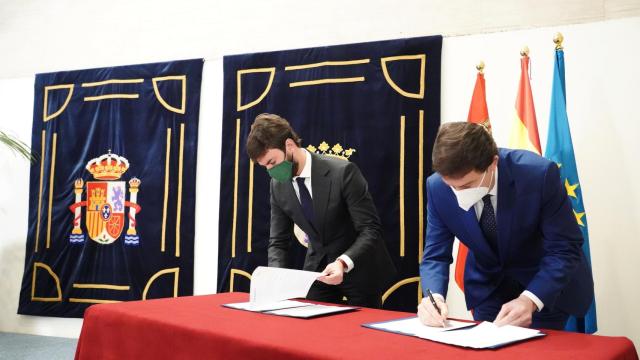 El candidato a la presidencia de la Junta, Alfonso Fernández Mañueco, firma un acuerdo de gobierdo con el candidato de Vox, Juan García Gallardo
