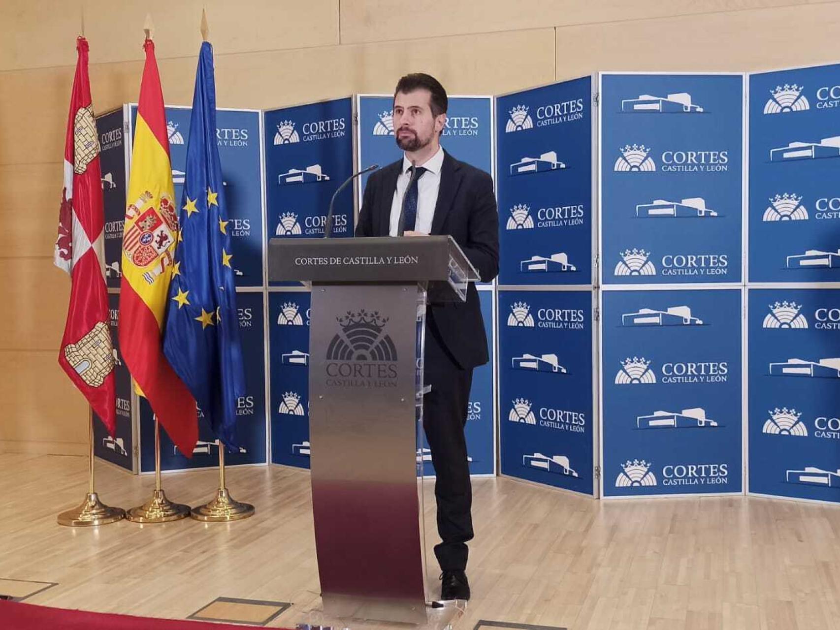 El candidato socialista, Luis Tudanca, durante su comparecencia tras la sesión de constitución de las Cortes.