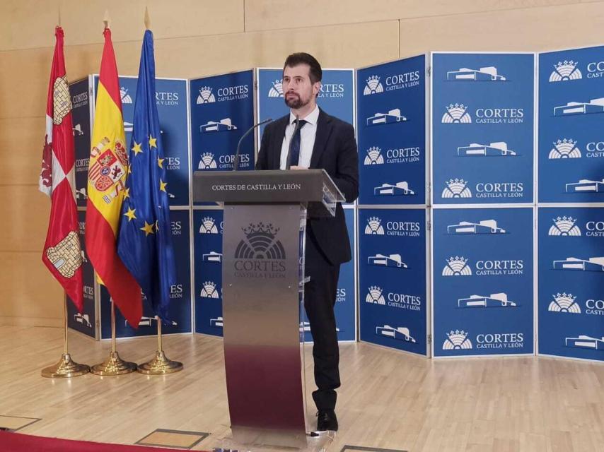 El candidato socialista, Luis Tudanca, durante su comparecencia tras la sesión de constitución de las Cortes.