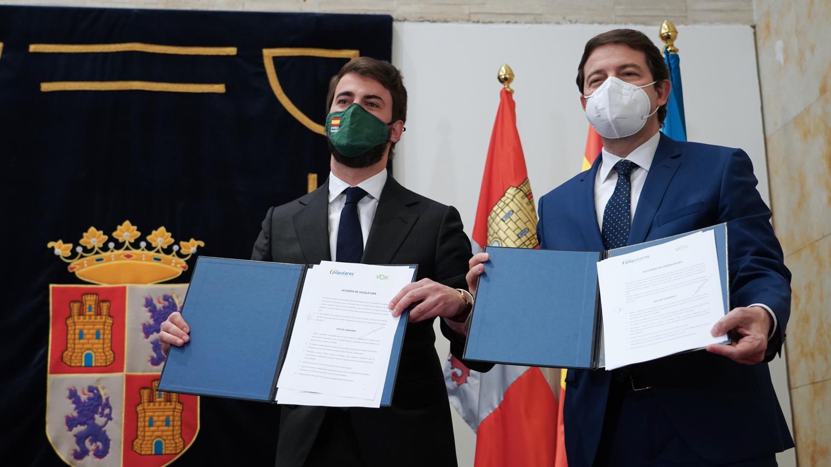 Mañueco y Gallardo en la firma del acuerdo de Gobierno ICAL